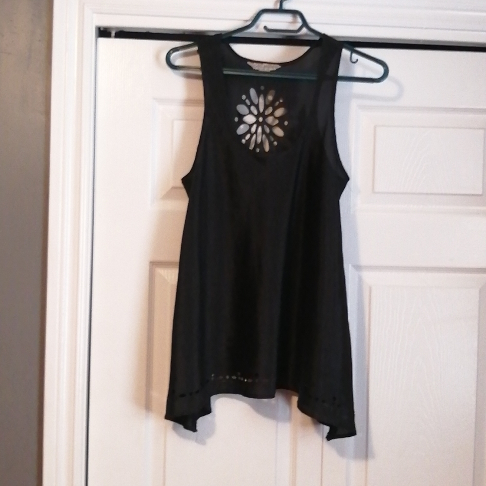 Flowly top with cut out design